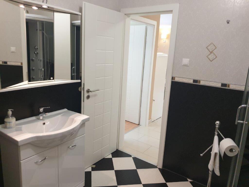 Rev Apartman ตีฮานี ภายนอก รูปภาพ