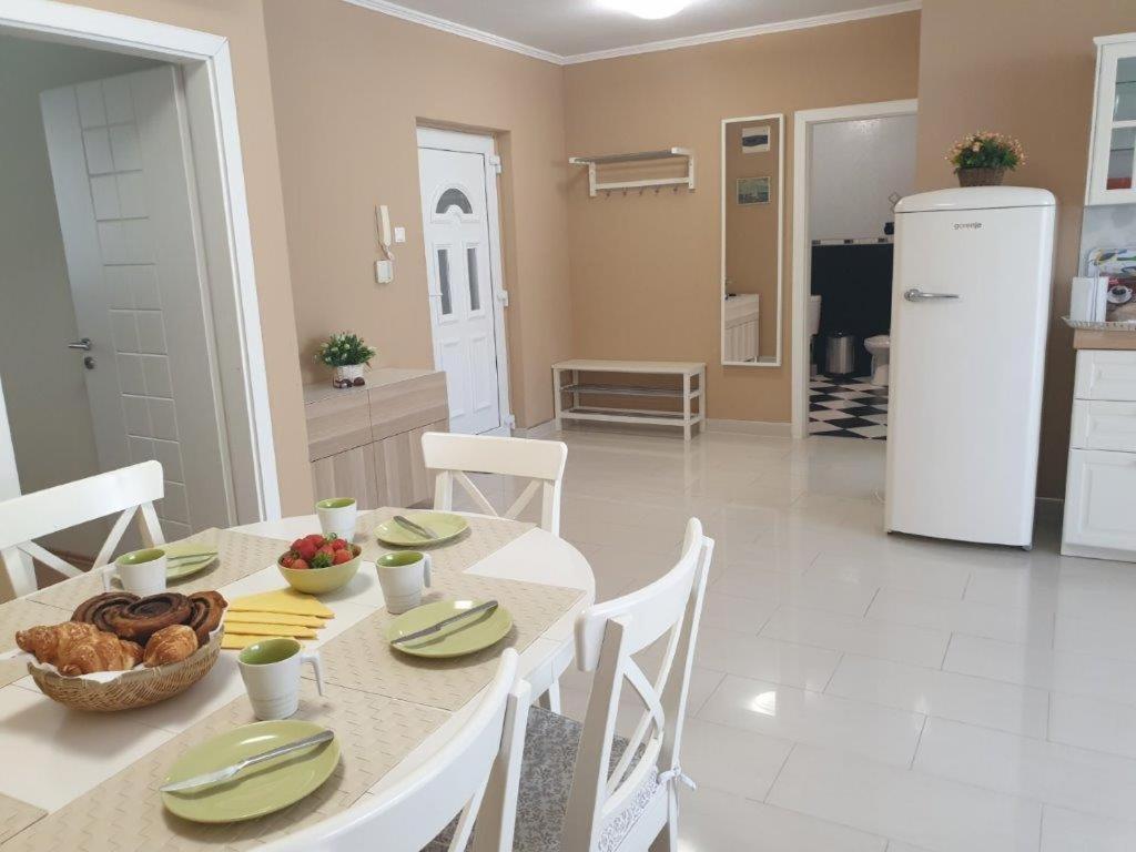 Rev Apartman ตีฮานี ภายนอก รูปภาพ